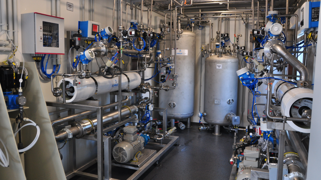 Industrielle Umkehrosmoseanlage in Edelstahlausführung mit Stickstoff-Inertisierung.