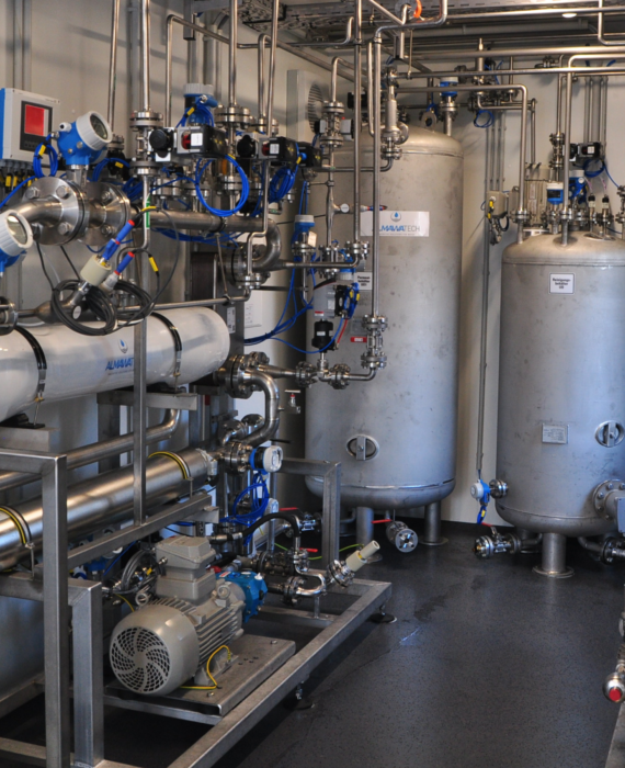 Industrielle Umkehrosmoseanlage in Edelstahlausführung mit Stickstoff-Inertisierung.