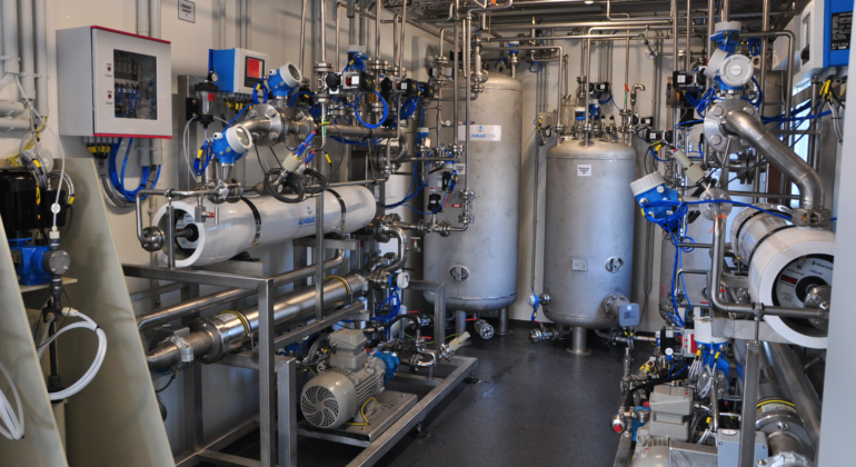 Industrielle Umkehrosmoseanlage in Edelstahlausführung mit Stickstoff-Inertisierung.