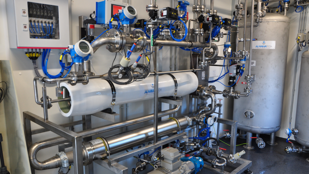 Industrielle Wasseraufbereitung mit permeat-gestufter Umkehrosmoseanlage.
