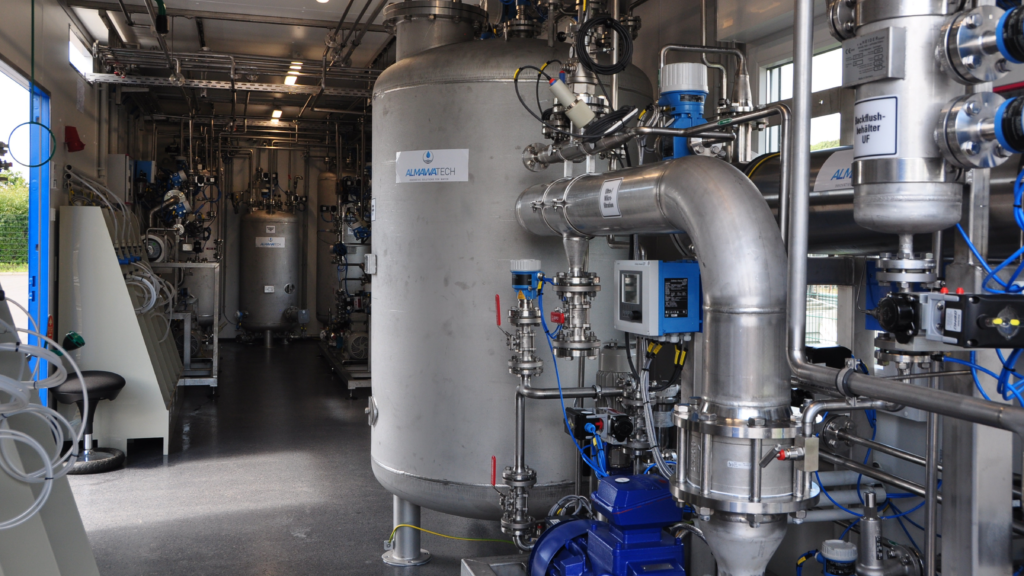 Membrananlage für die Industrie mit Ultrafiltration, Umkehrosmose, Dosierstationen, Schaltschrank und SPS.