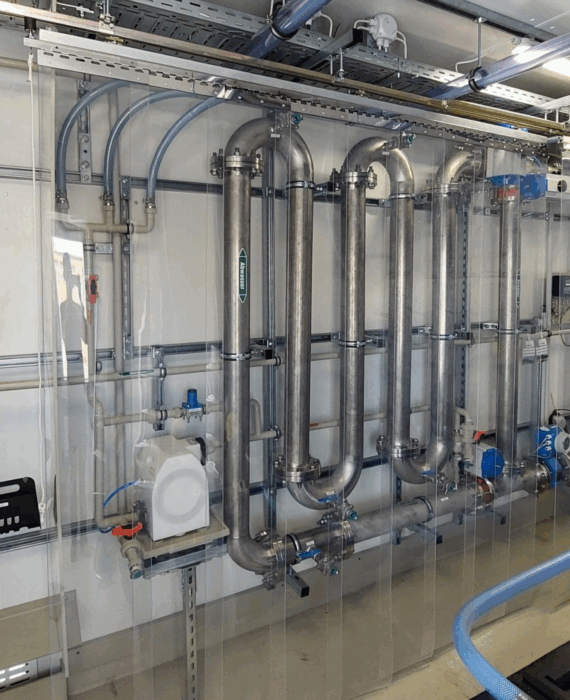 Neutralisationsanlage mit Edelstahl-Rohrreaktor für industrielle Abwässer