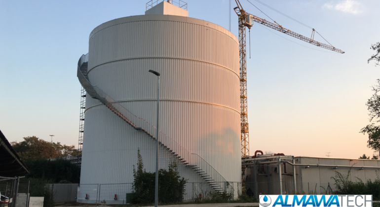 Tratamiento anaeróbico de aguas residuales mediante un reactor anaeróbico con mezcla completa